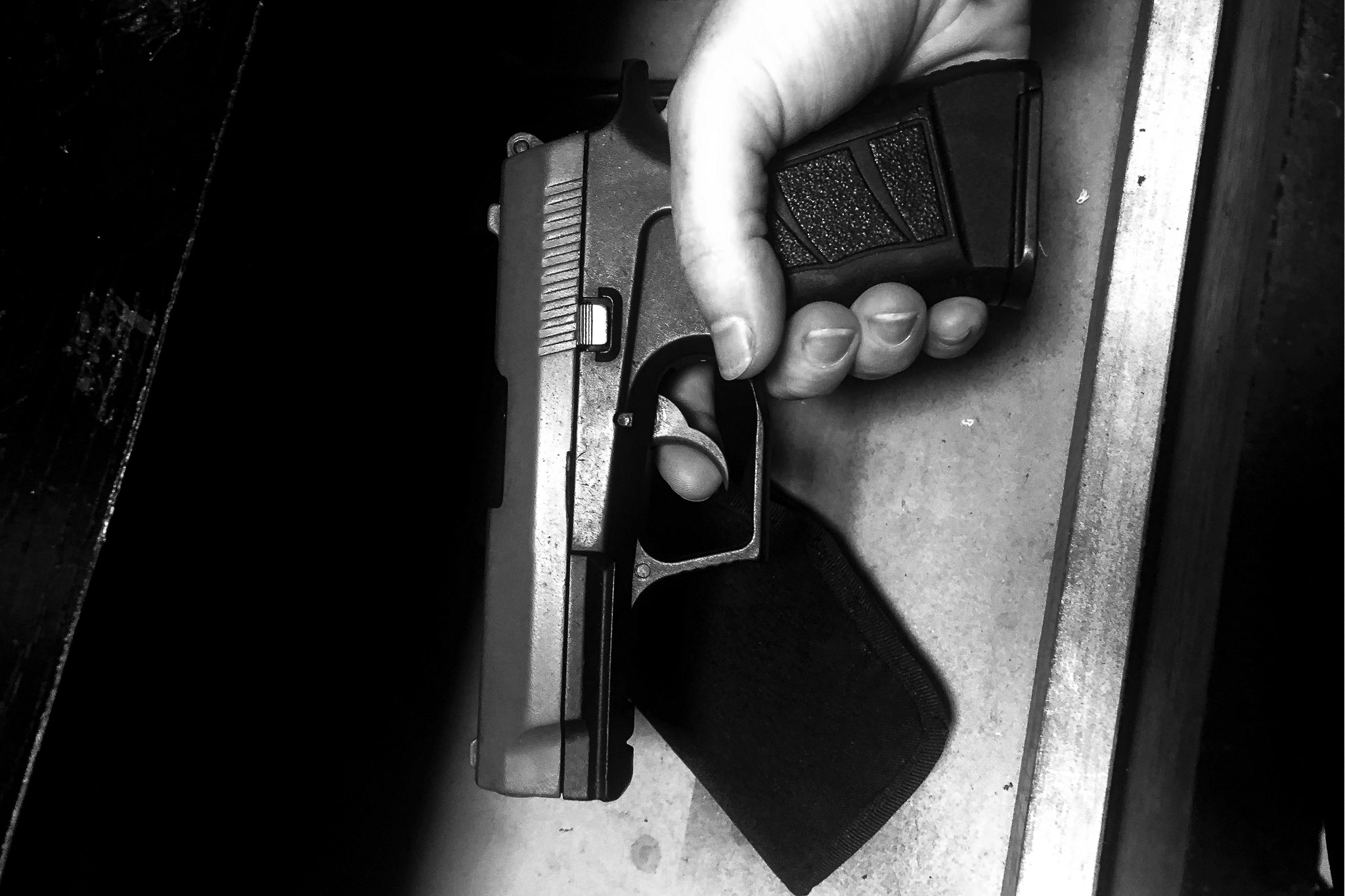 Women as Battle Field Una exguerrillera forzada sostiene el arma que guarda junto a su cama. Reclutada a los 12 años, a través de abusos sexuales, por un comandante de las FARC, esta mujer, pese a estar en un programa de protección de la ONU, sigue durmiendo armada por los recuerdos del conflicto.